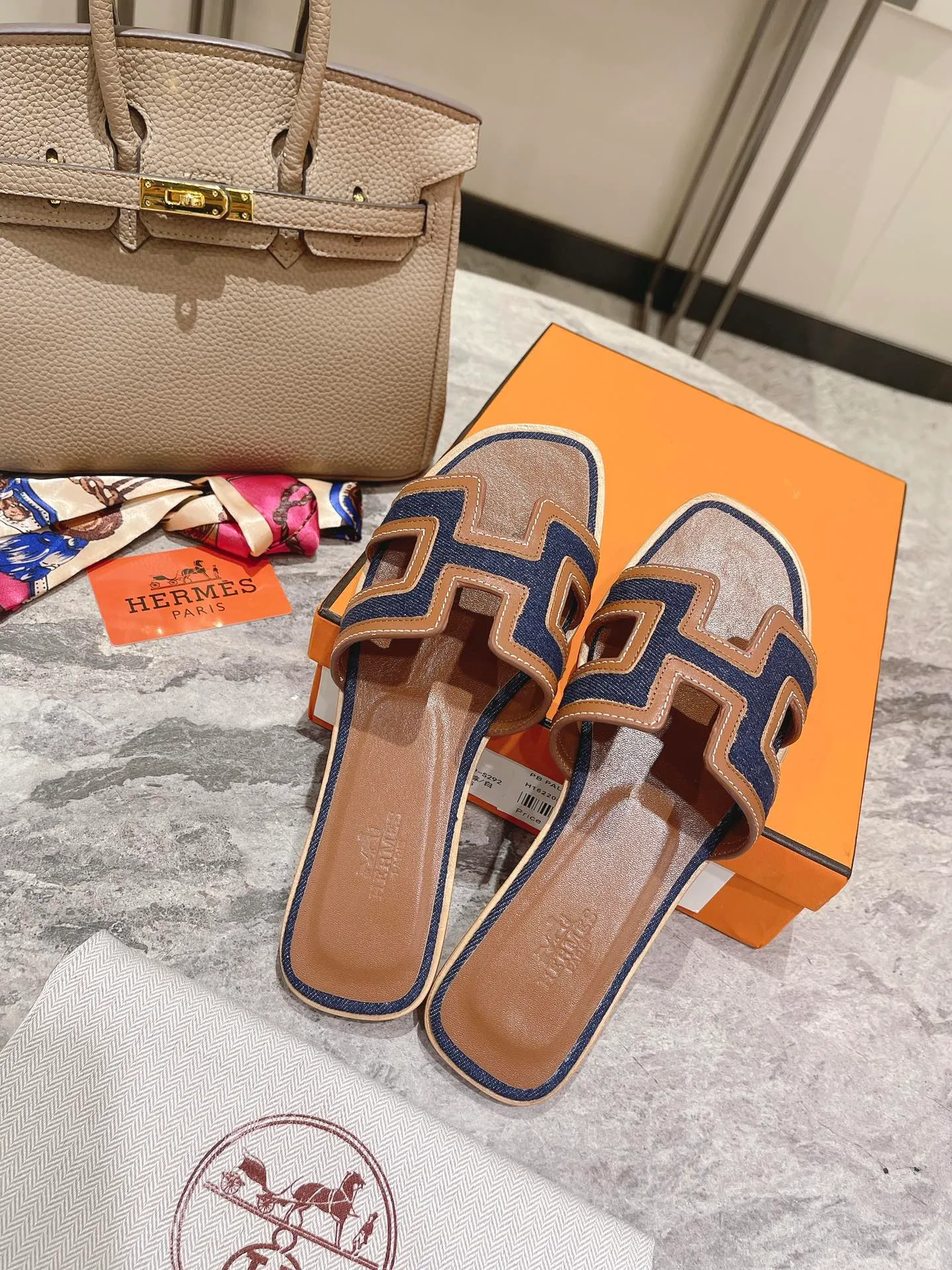 👟👟Ex-factory price 400👟👟 Genuine leather sole +50 New model for early spring, (high-end splicing and oil edge technology) newly revised version (Hermès), upgraded packaging, upgraded version and workmanship materials. Hermes®🔴The highest version of handmade shoes on the market✨✨ Top product Hermès slippers🐎 The new high-end fashion is the same as the original version, purely handmade by masters! ❥High-end customization, the highest version in the industry⚠❥Using: Hermers upper: Italian imported cowhide + original custom-grade Australian sheepskin feet + genuine leather outsole (pursuing top walking comfort) Hermes━━━━━ size: 35-40 (34.41.42 custom-made, non-returnable) Genuine leather sole Rubber sole